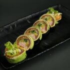 Sashimi roll <a class="btn btn-order-promo-menu" href="https://sushimariuszlewandowski.papu.io/restaurant/shin-jidai-sushi-warszawa/menu/meal/8207af7548ca4930bdacc5784e972e62">Zamów online</a>