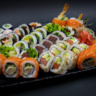 Mieszany III<a target="_blank" class="btn btn-order-promo-menu" href="https://sushimariuszlewandowski.papu.io/restaurant/shin-jidai-sushi-warszawa/menu/meal/e4174722e6c44e288efc3a94fc4288b0">Zamów online</a>