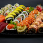 Surowy VIP<a target="_blank" class="btn btn-order-promo-menu" href="https://sushimariuszlewandowski.papu.io/restaurant/shin-jidai-sushi-warszawa/menu/meal/c4b6fb8c5ee342b793fc0758561f5885">Zamów online</a>